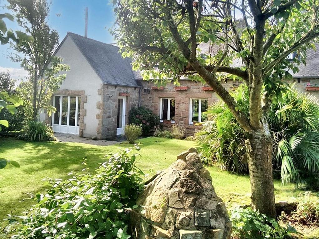 Zdjęcie z galerii obiektu Villa spacieuse et piscine privée à Ploubezre w mieście Ploubezre