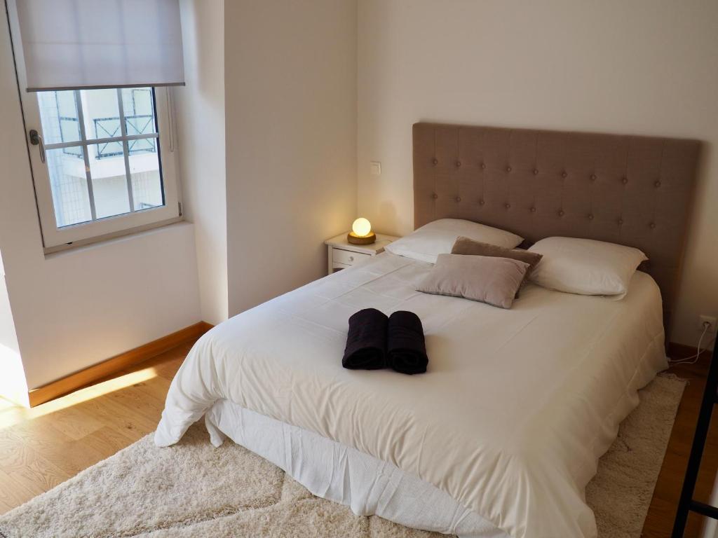um quarto com uma cama com dois sapatos em Le Hublot em Le Touquet-Paris-Plage