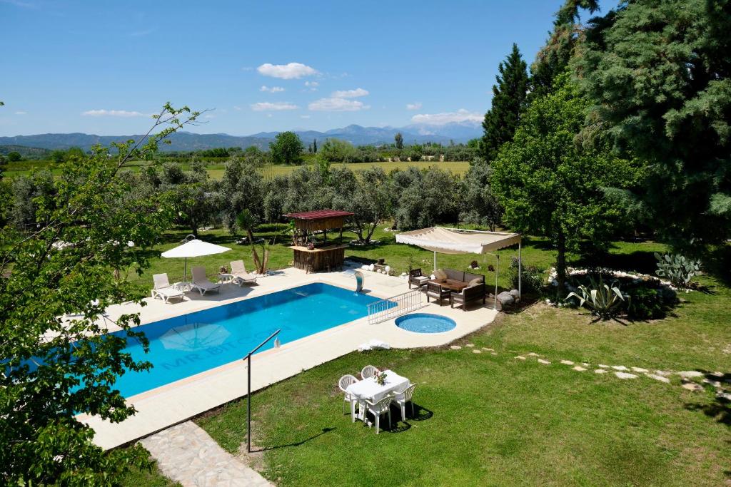 una vista aérea de una piscina en un patio en Vahide Homes, en Doger Koyu