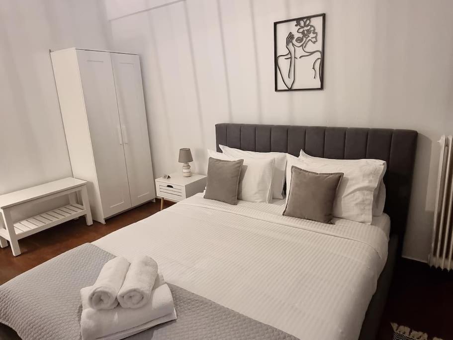 sypialnia z dużym łóżkiem z ręcznikami w obiekcie 53 Central Luxury Apartment Kalamaria Thessaloniki w Salonikach