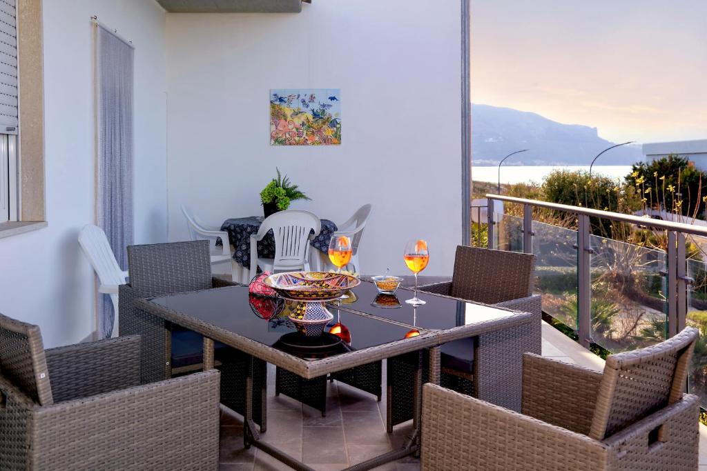 comedor con mesa y sillas en el balcón en Terrazza sul Golfo, en Alcamo