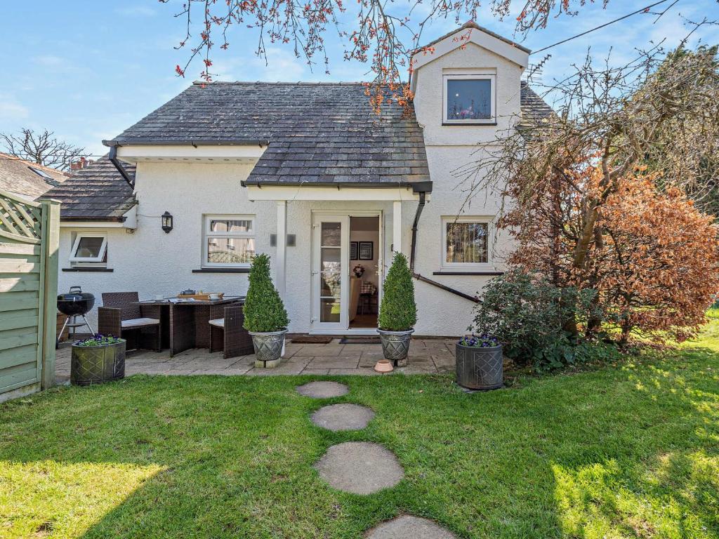 Bassenthwaite Lake1 Bed in Bassenthwaite 91211的庭院内带庭院的白色房子