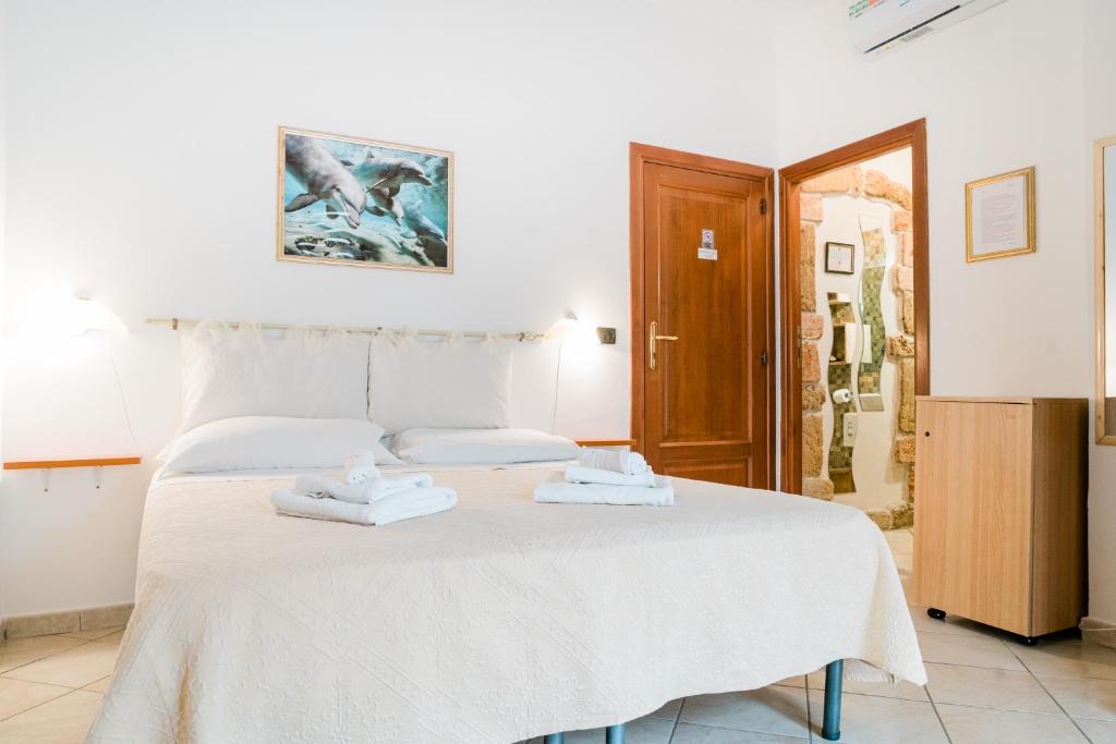 A bed or beds in a room at La Marmora