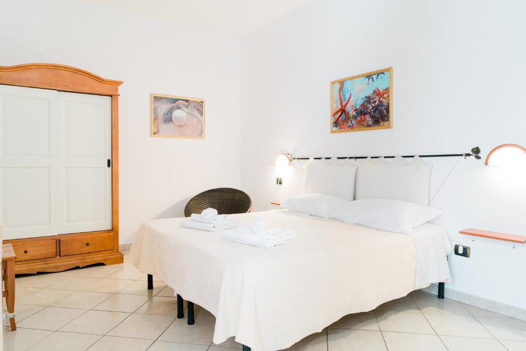 A bed or beds in a room at La Marmora
