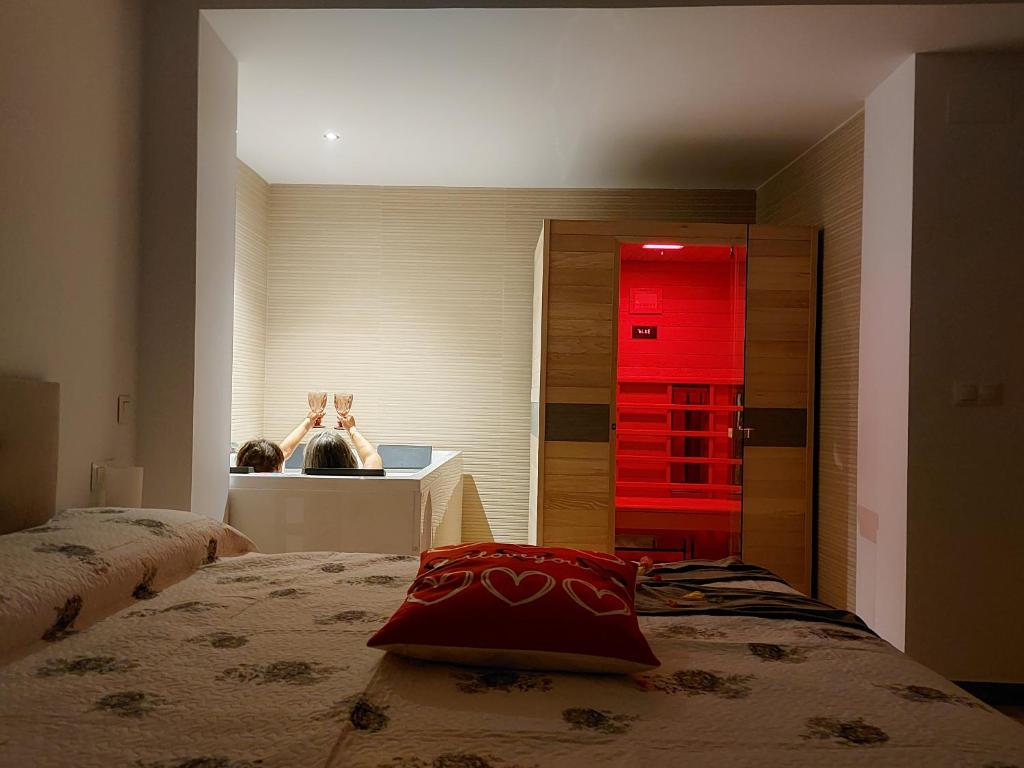 Pokój z dwoma łóżkami i czerwonymi drzwiami w obiekcie Ca Marina w mieście Relleu