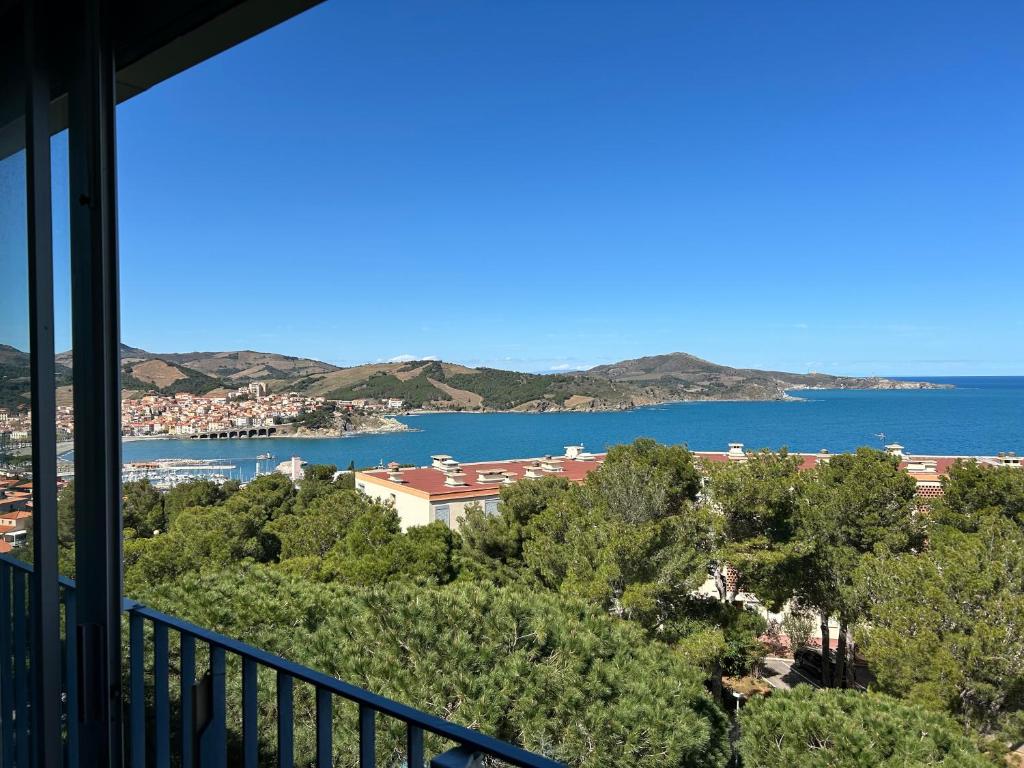d'un balcon avec vue sur l'eau. dans l'établissement Calme et vue exceptionnelle!, à Banyuls-sur-Mer