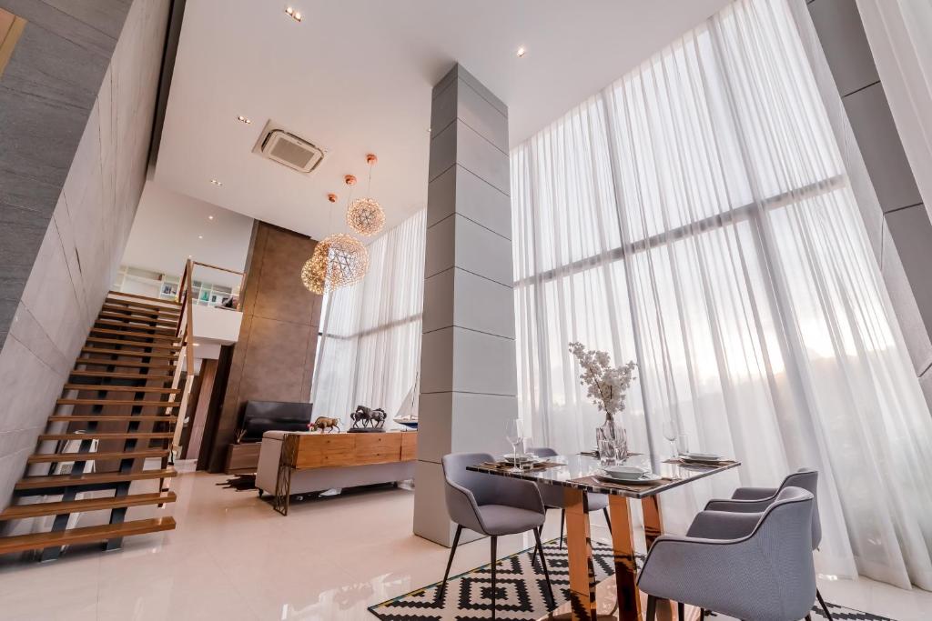 Duplex Pool Access 2brs Patong در پوکت