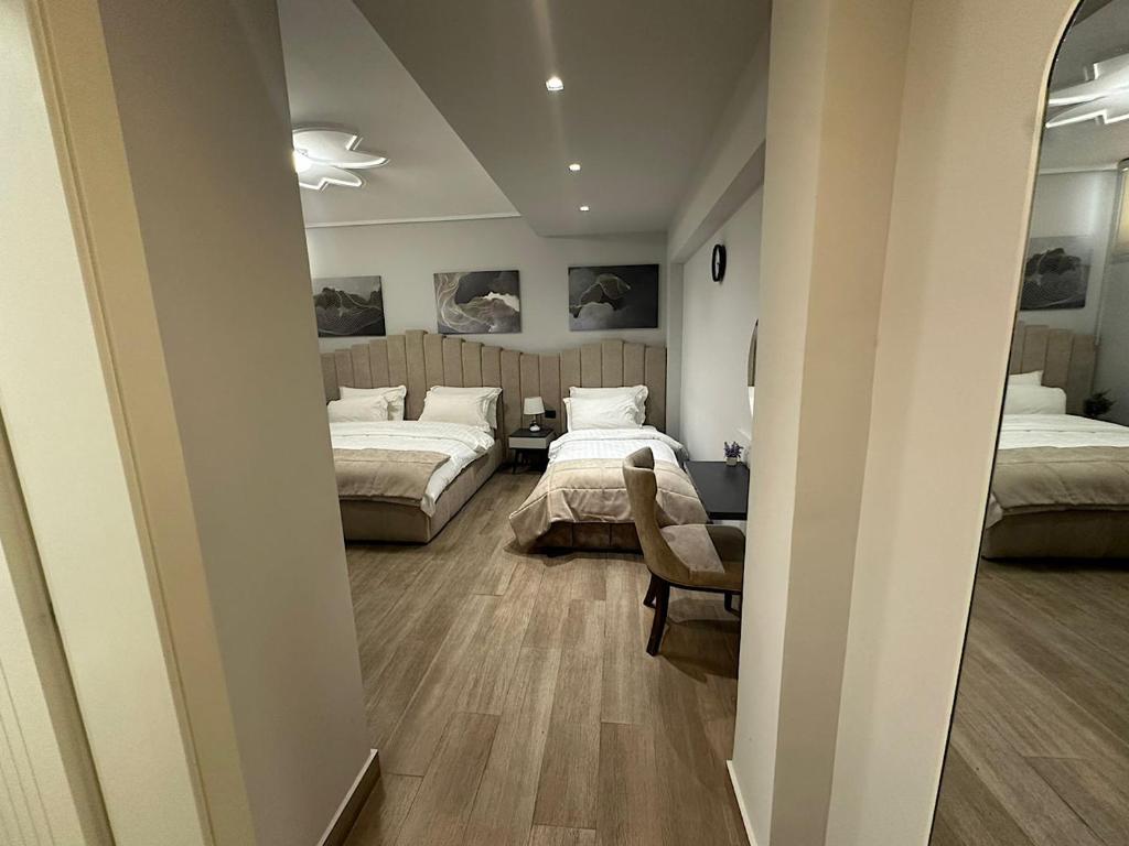 Postel nebo postele na pokoji v ubytování Hotel Vila Tirana