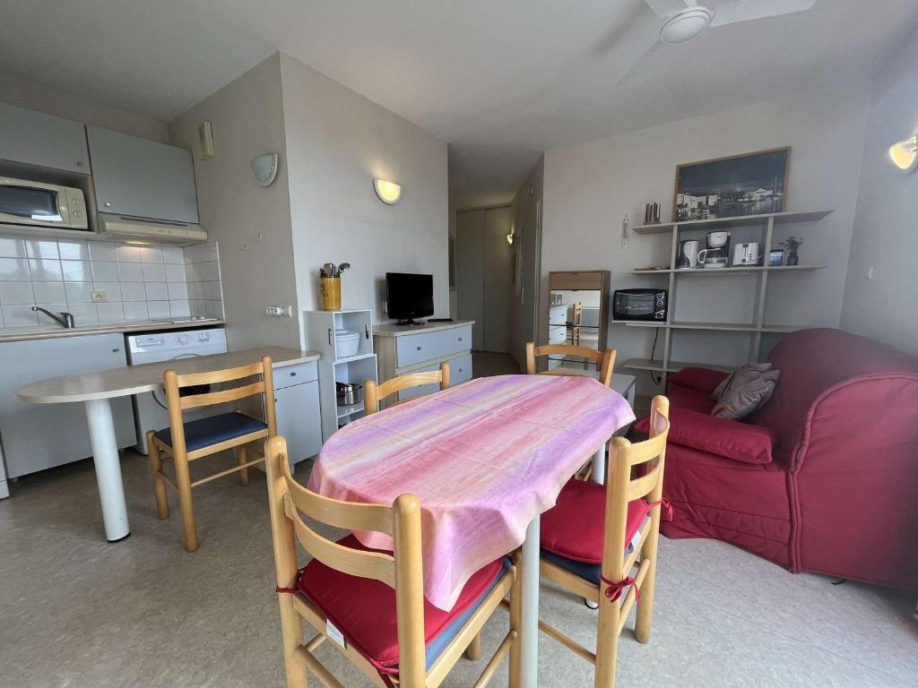 ein Wohnzimmer mit einem Tisch, Stühlen und einem Sofa in der Unterkunft Appartement Rochefort, 2 pièces, 4 personnes - FR-1-246B-51 in Rochefort