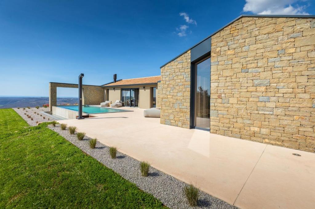 una imagen de una casa de piedra con piscina en Villa Rea, en Grožnjan