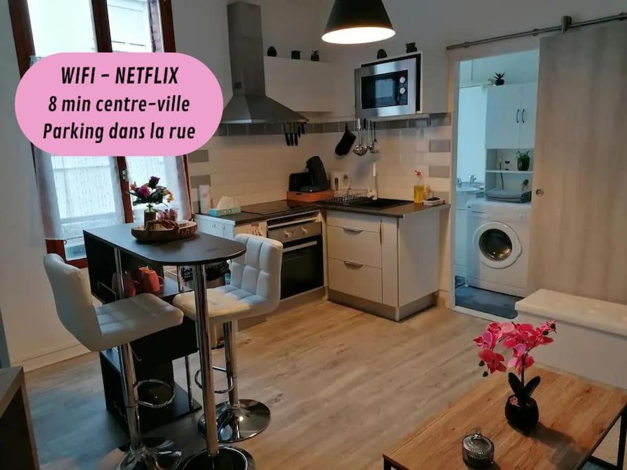 Una cocina o zona de cocina en Joli studio tout confort et entièrement équipé !