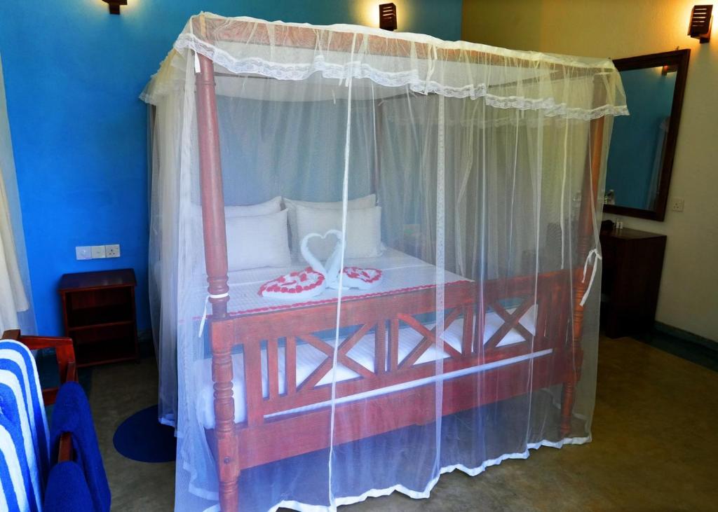Postel nebo postele na pokoji v ubytování Darshana Beach Hotel