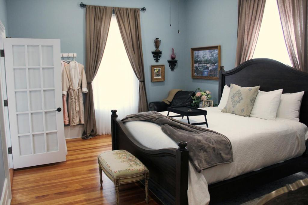 Кровать или кровати в номере Grand Victorian Manor & Cottage