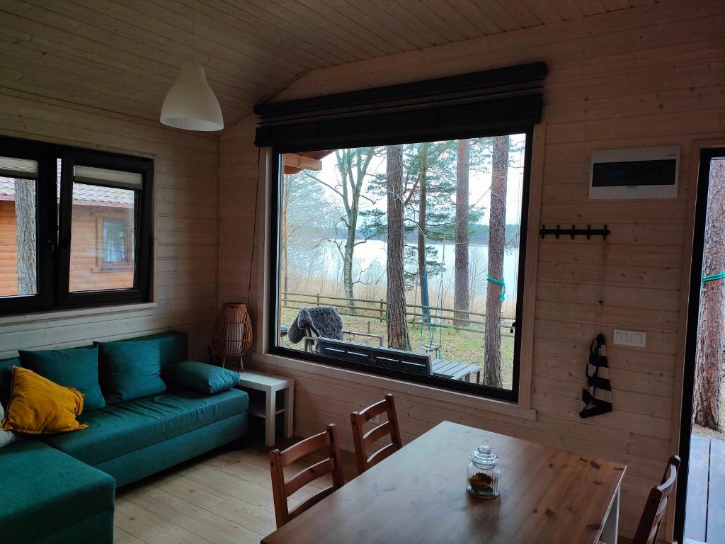 Posedenie v ubytovaní Zakątek Wdzydze -domek nr 7 w pierwszej linii od jeziora