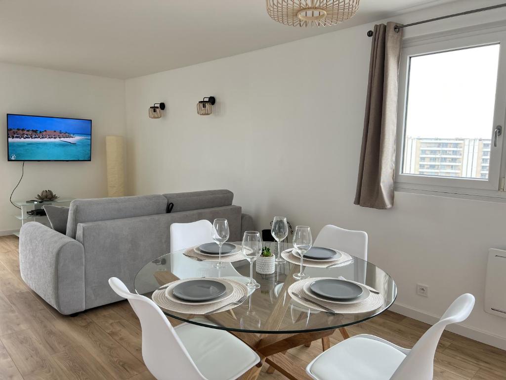 un salon avec une table et un canapé dans l'établissement L'Escale Calaisienne, à Calais