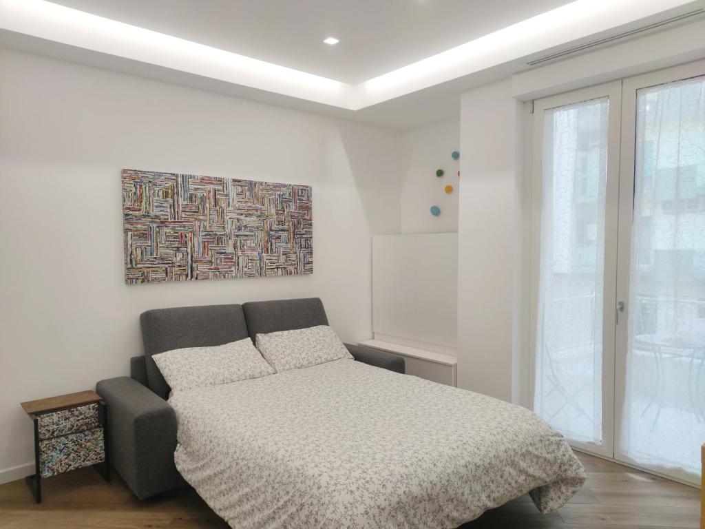 una camera da letto con un letto e un dipinto sul muro di Il Sogno di Selly a Salerno