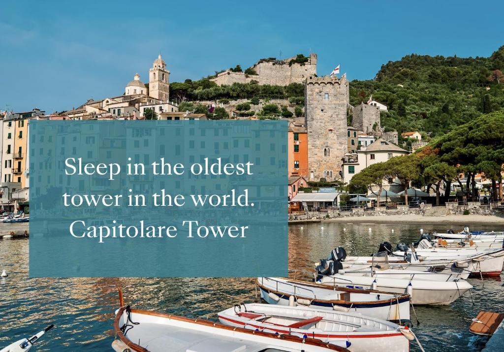 Una señal que dice dormir en la torre más antigua del mundo en Capitolare Suite Tower, en Portovenere