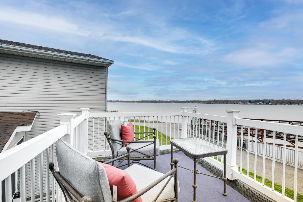 Μπαλκόνι ή βεράντα στο Waterfront Buckeye Lake House Deck and Views!