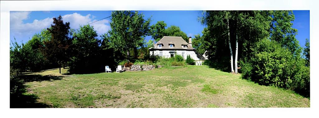 dom na szczycie dużego trawiastego pola w obiekcie Maison de 2 chambres avec jardin clos a Le Fau 