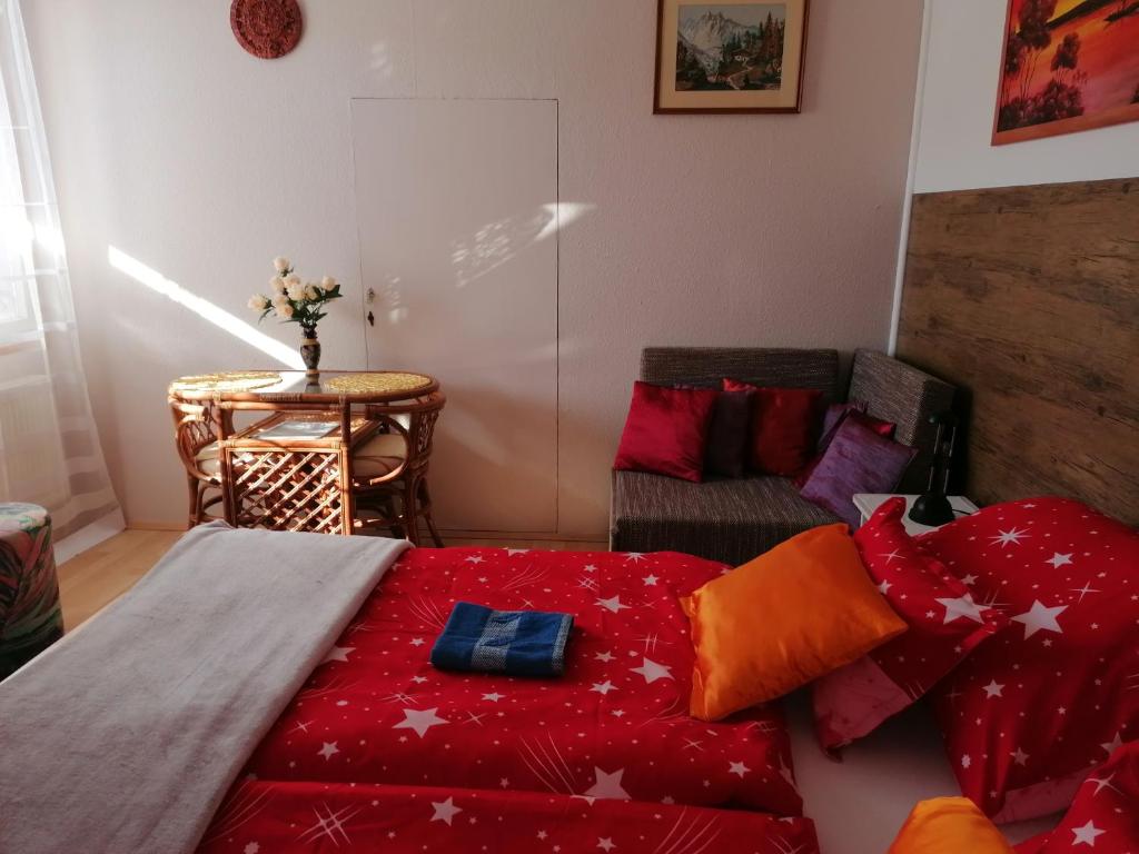 Łóżko lub łóżka w pokoju w obiekcie Kertész Vendégház