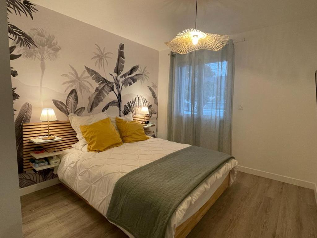 een slaapkamer met een bed met gele kussens en een raam bij Majestics Luxury Apartments - 4BR 2 bath with parking - Paris Stade de France in Saint-Denis