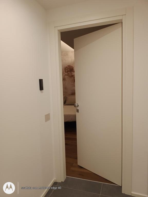 Residenze SiMari Luxury في بادوفا: باب مفتوح لغرفة مع غرفة نوم