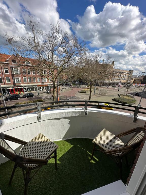 2 chaises assises au-dessus d'une terrasse dans l'établissement Flex-Inn, à Rotterdam