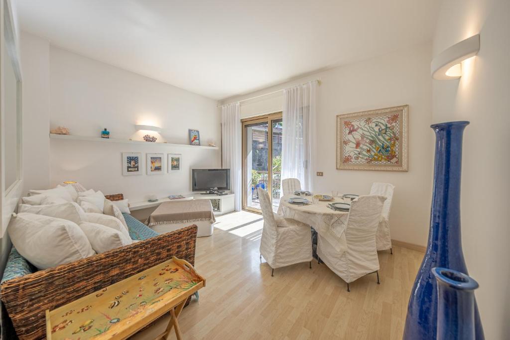 een woonkamer met een tafel en een eetkamer bij CASA ISABELLA Relax con Piscina in Rapallo