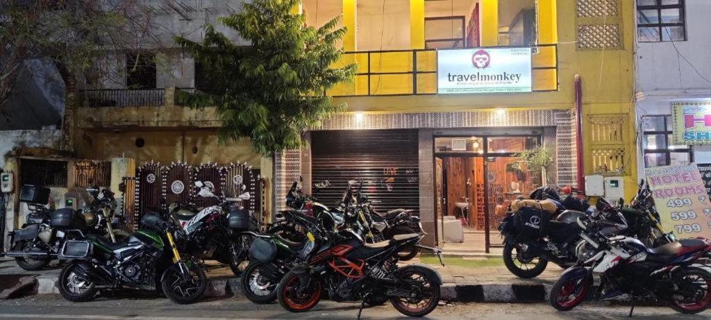 eine Gruppe von Motorrädern, die vor einem Gebäude geparkt sind in der Unterkunft Monkey Travel Hostel in Agra
