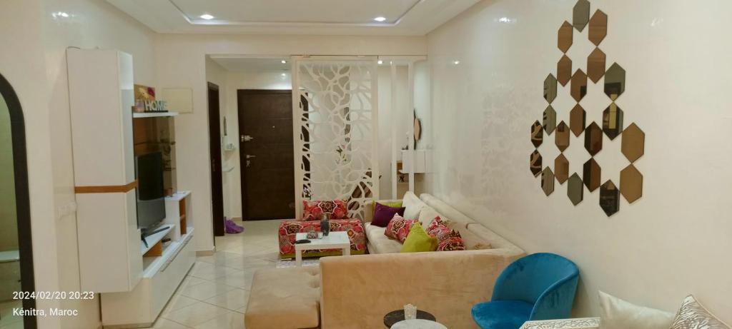 a living room with a couch and a tv at Luxury Appartement, en plein centre in Kenitra