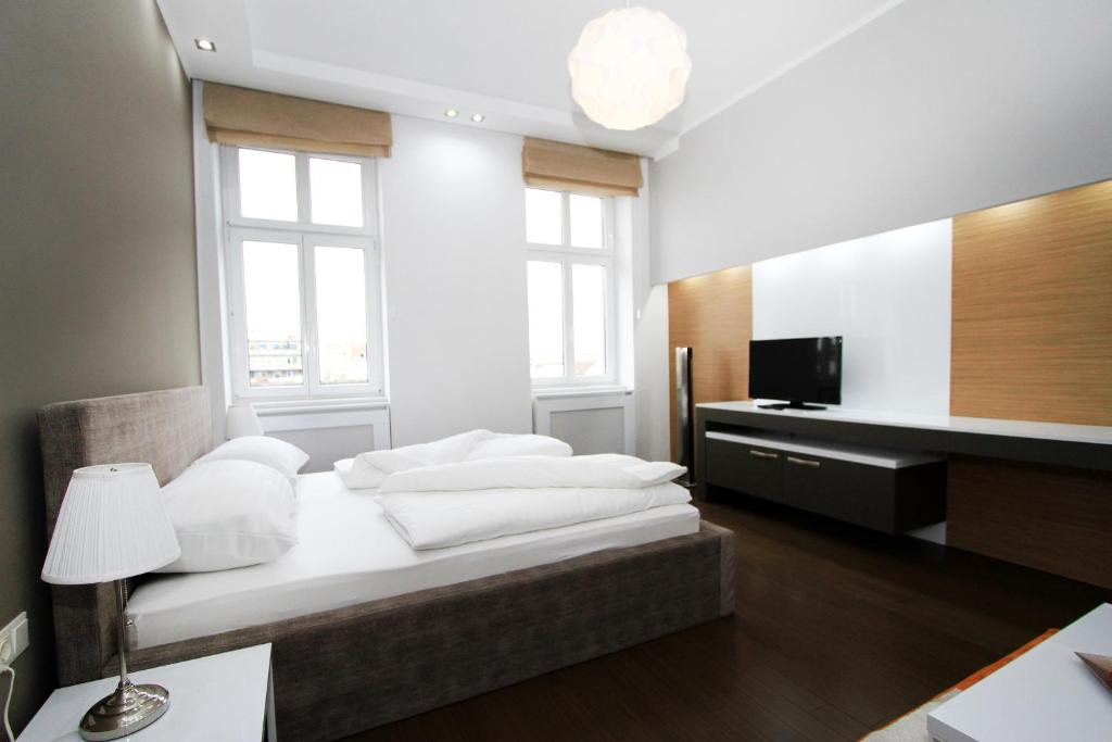 Tempat tidur dalam kamar di Christiano Apartments Hauptbahnhof | contactless check-in