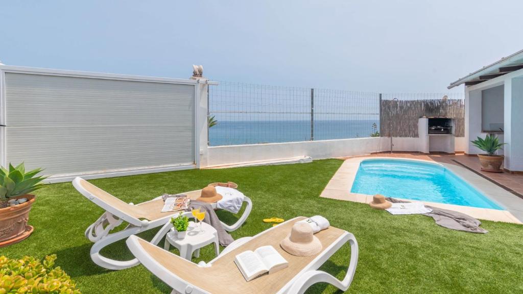 トロクスにあるVilla Paraiso Torrox by Ruralidaysの裏庭(プール、テーブル、椅子付)