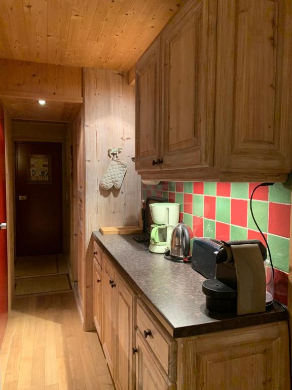 阿克1800的住宿－Appartement les arcs 1800，厨房配有木制橱柜和台面