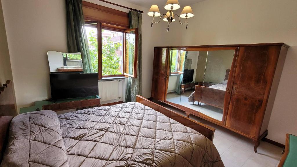 - une chambre avec un lit et un grand miroir dans l'établissement Casa Anselmo Guest House, à Pagani