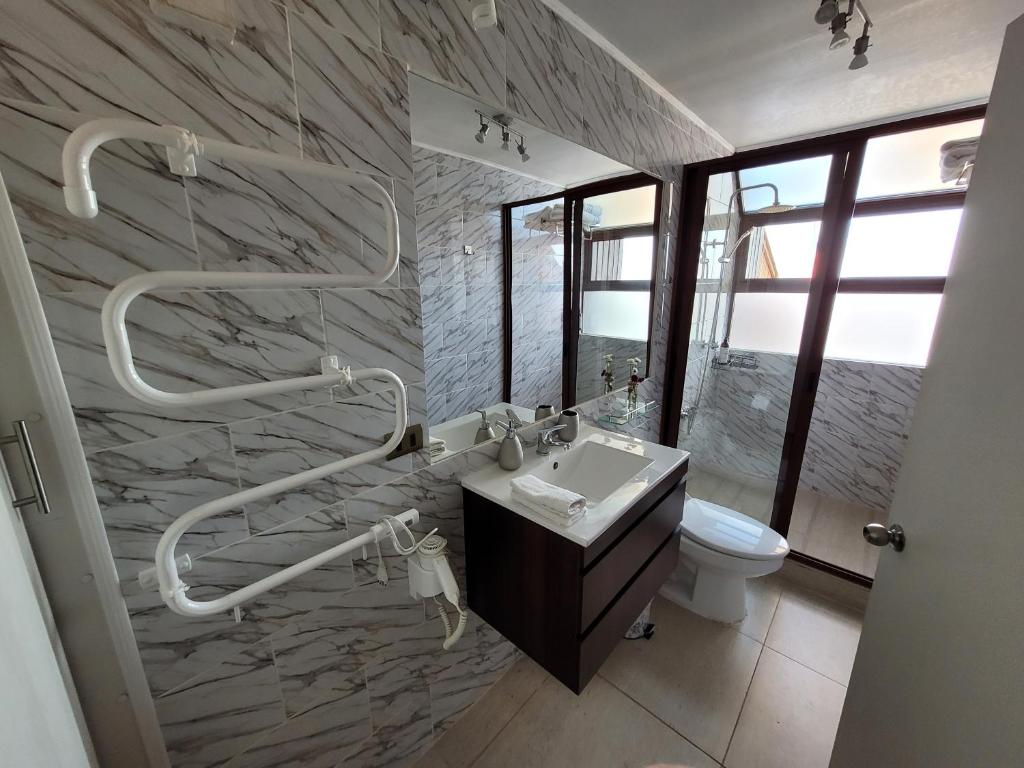 La salle de bains est pourvue d'un lavabo et de toilettes. dans l'établissement Colchagua D'vino, à Santa Cruz