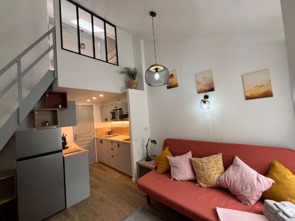 uma sala de estar com um sofá vermelho e uma escada em Oasis em Corbeil-Essonnes