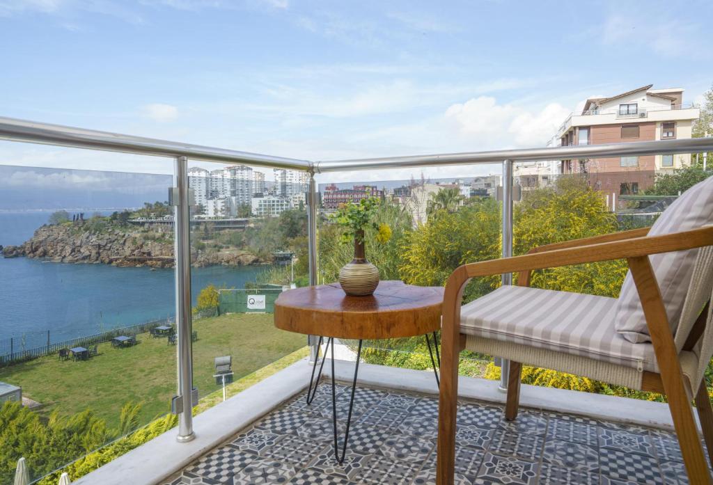 Qinn Hotels - Triple Room With Balcony