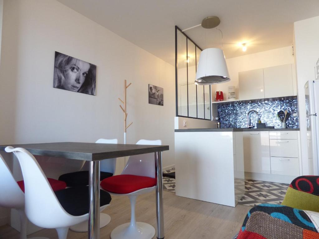 une cuisine et une salle à manger avec une table et des chaises dans l'établissement Brise Marine, à Saint-Gilles-Croix-de-Vie