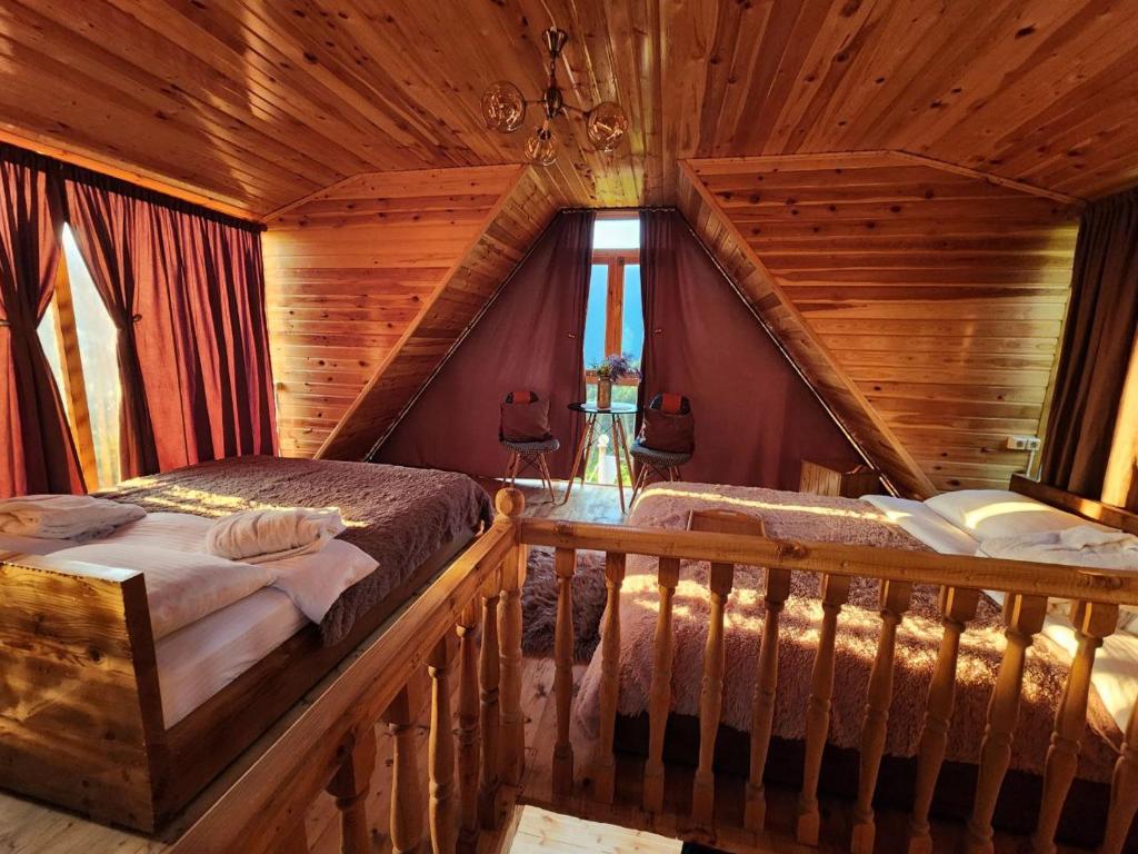 um quarto com 2 camas num chalé de madeira em MountSide em Dandalo