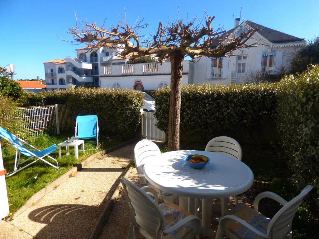 サン・ジル・クロワ・ド・ヴィにあるL'Esterelleの木の裏庭のテーブルと椅子