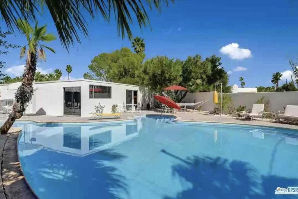 Der Swimmingpool an oder in der Nähe von Former Steve McQueen’s home