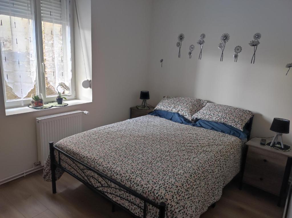 a bedroom with a bed with flowers on the wall at Chez Dori Chambre privée in Bischheim