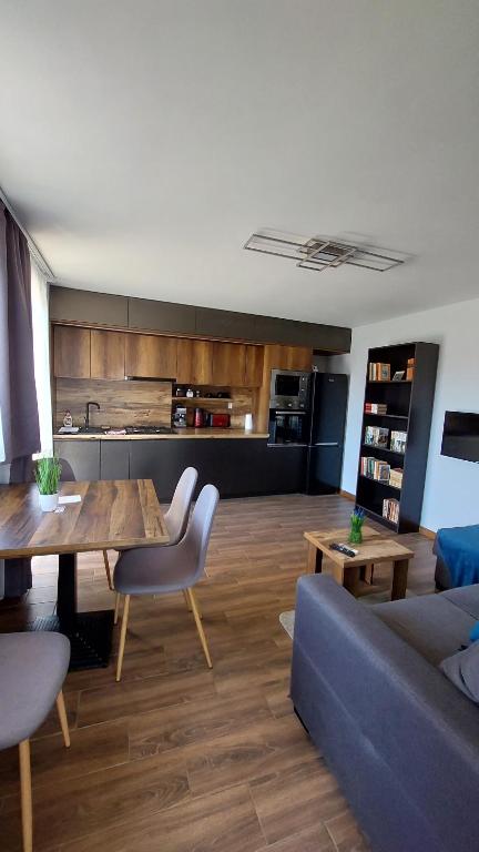 Paradiso Apartmanház في غيولا: غرفة معيشة مع طاولة وأريكة