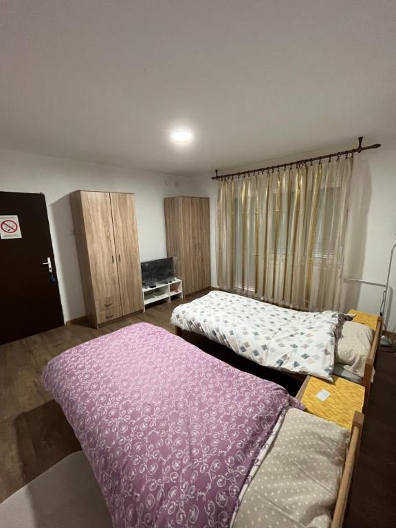 En eller flere senge i et værelse på villa Antonijevic