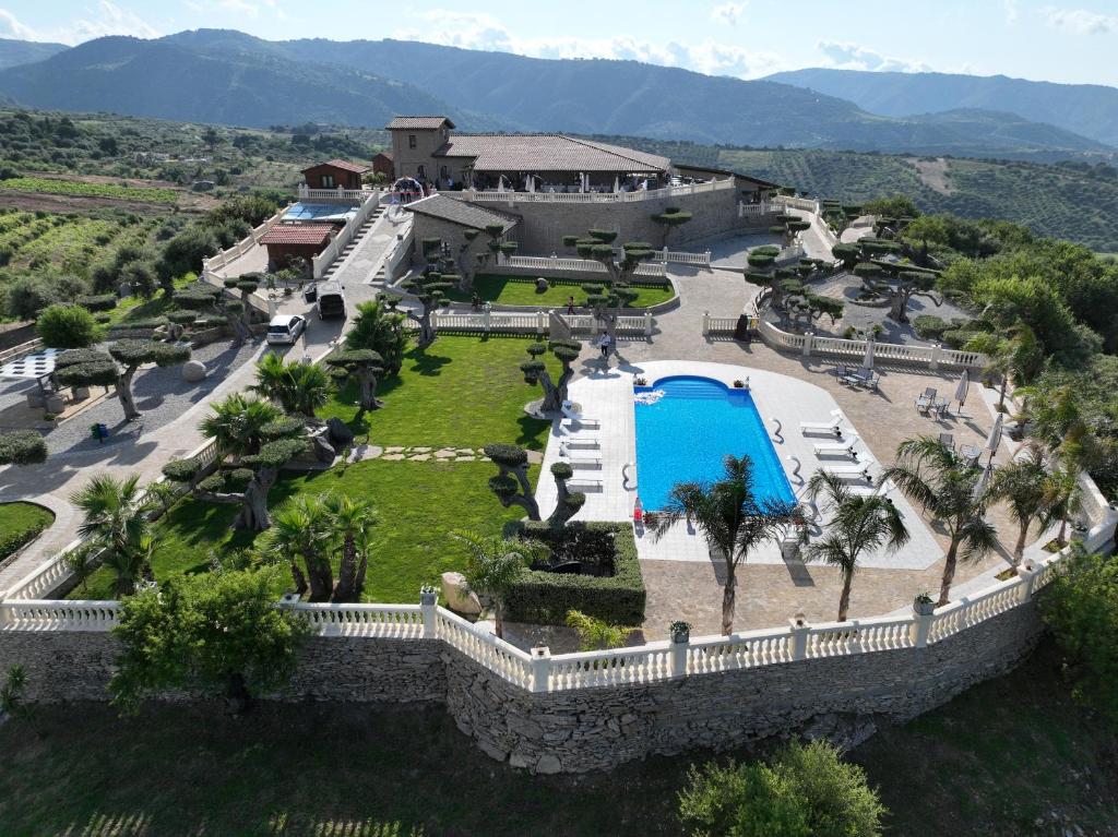 vista aerea di un resort con piscina di Tenuta Pietravera a Furnari