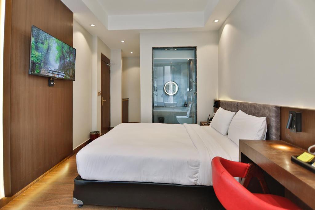 Postel nebo postele na pokoji v ubytování Lakhey Hotel
