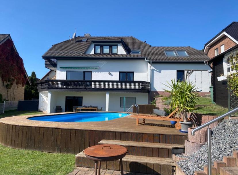 une maison avec une piscine dans la cour dans l'établissement Ferienwohnung am Tor zum Thüringer Wald 2, à Plaue