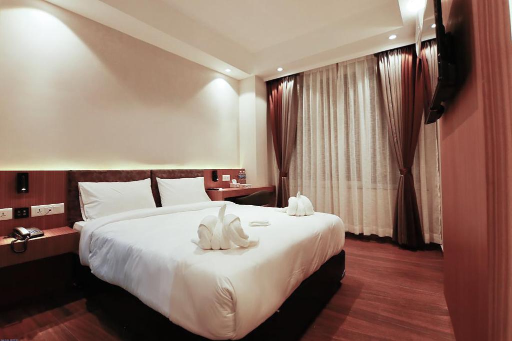 Postel nebo postele na pokoji v ubytování Lakhey Hotel