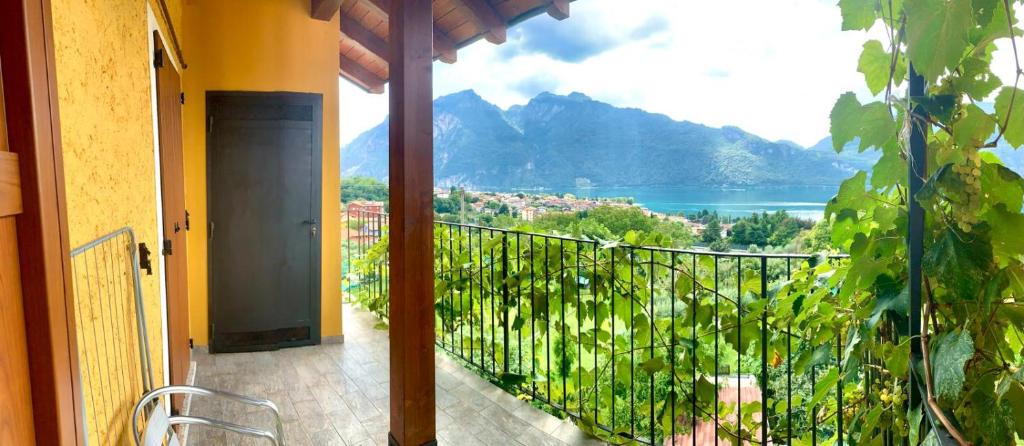 einen Balkon mit See- und Bergblick in der Unterkunft La casa di nonna Anita in Abbadia Lariana