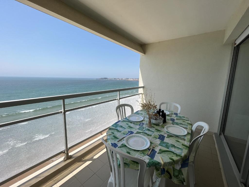 une table à manger avec vue sur l'océan dans l'établissement Le Rochebonne, à Saint-Gilles-Croix-de-Vie